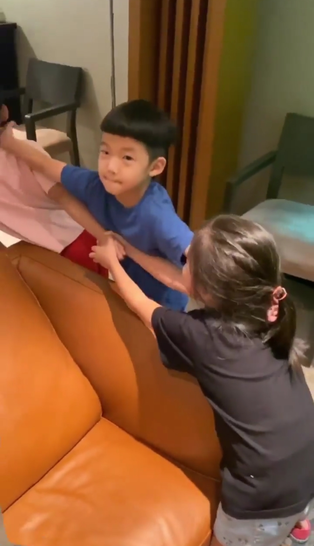 修杰楷陈建州一起带娃，咘咘求亲亲，飞飞却只想举高高，不解风情