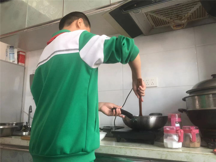 双鸭山岭东区安邦社区儿童节献爱心共成长关爱留守儿童
