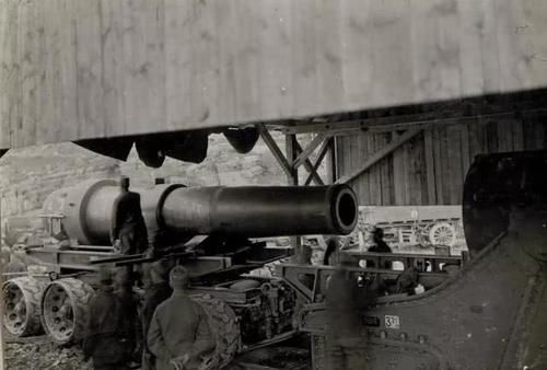 420毫米榴弹炮有多大？一枚炮弹重达一吨，光人力根本抬不动