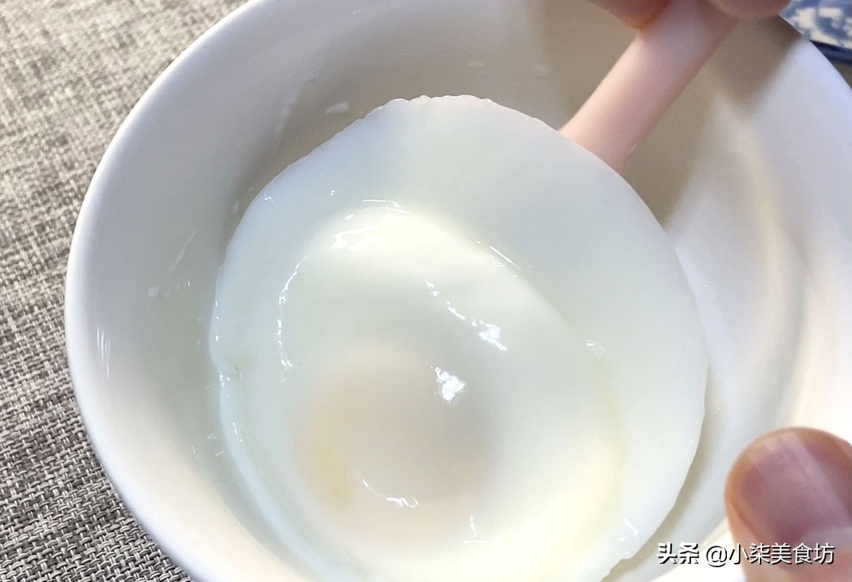 荷包蛋不要直接用水煮，大厨教你一招，一次做6个，天天吃都不够