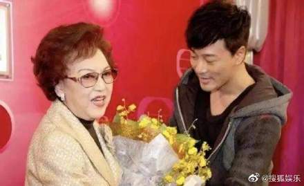 林峯悼念李香琴亲切喊奶奶，在《溏心风暴2》饰演对方最爱的孙子