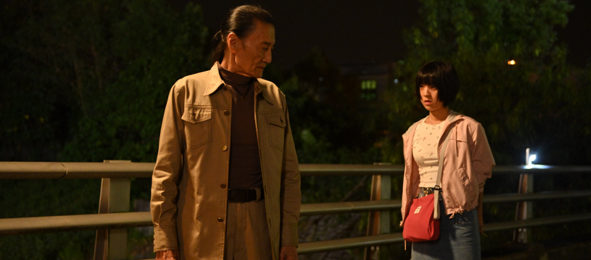 84岁谢贤终于摘下墨镜，面瘦肌黄似农民，喉咙大