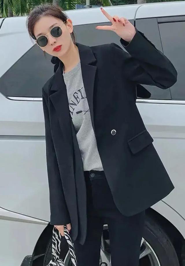 孙一宁走红后拍广告，穿衬衫故意解开几颗扣，