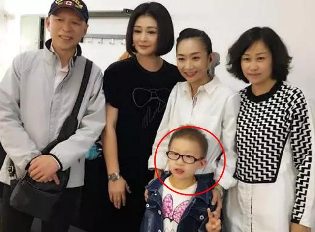 54岁“裘千尺”女儿美若天仙？看到照片后：父女俩简直一模一样