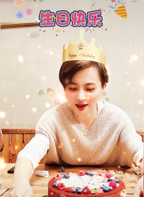 “玉兔精”李玲玉庆58岁生日，皮肤细腻似少女，混血儿子颜值超高