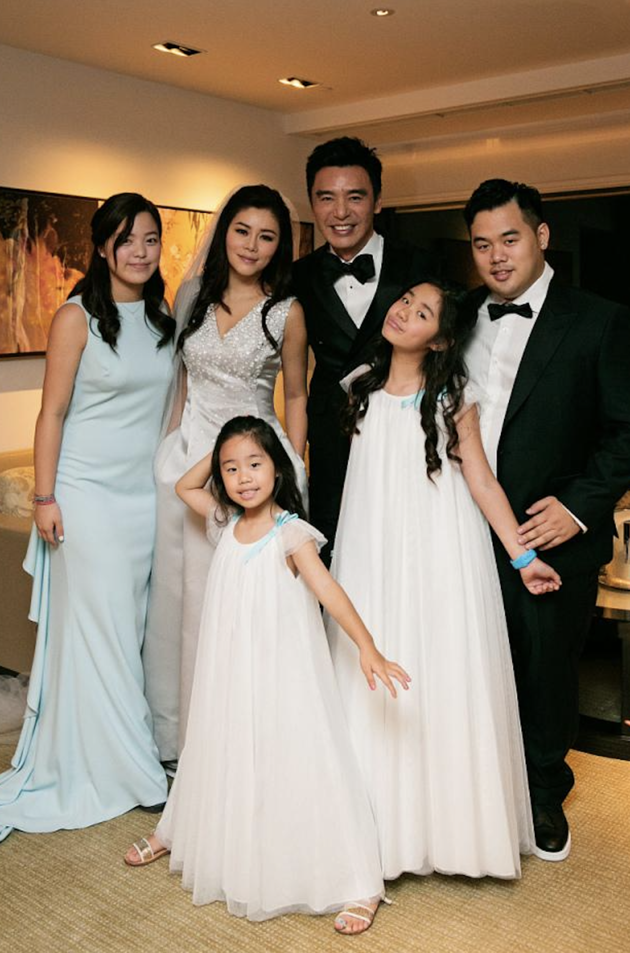 鐘鎮濤長女母親節示愛范姜，兩人感情勝似親生，隻字未提章小蕙