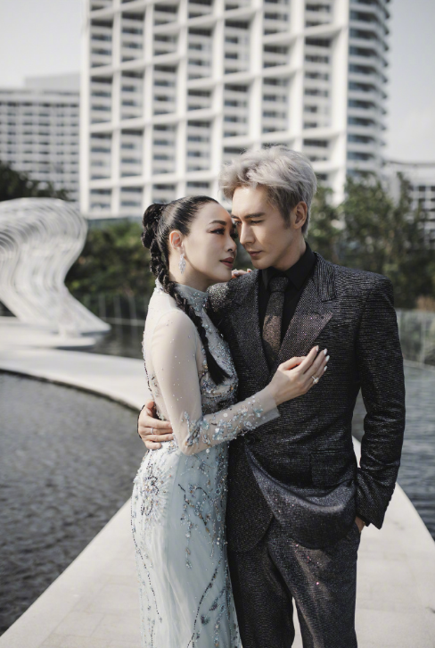 鐘麗緹張倫碩一家四口齊現身，手挽手超溫馨，兩個女兒長高了不少