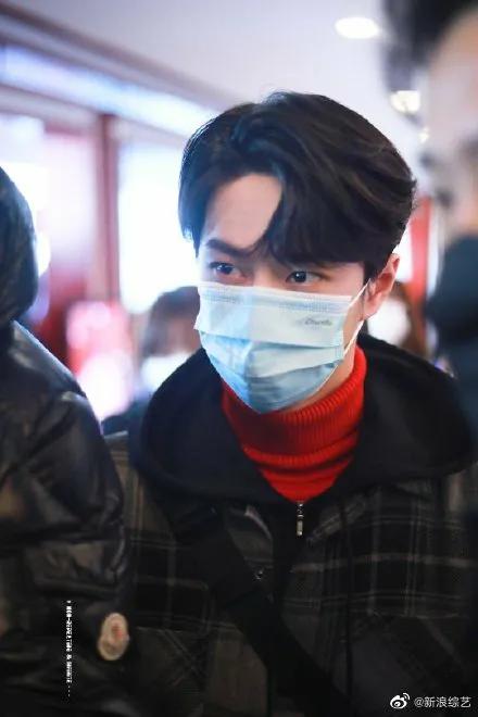 央视|王一博现身央视春晚联排!格子大衣搭配红毛衣 男神又帅出新高度