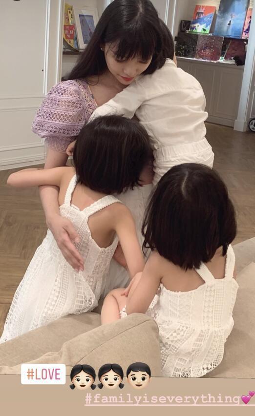 王力宏带妻子饭局闷头只顾吃，娇妻李靓蕾温柔大方，生三胎身材好