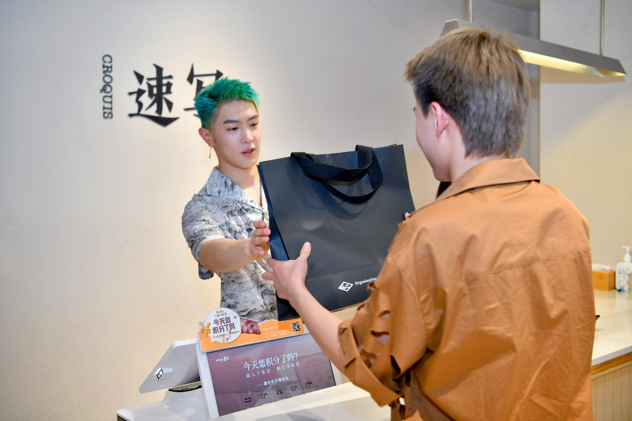 马伯骞现身成都 推出品牌联名款服饰