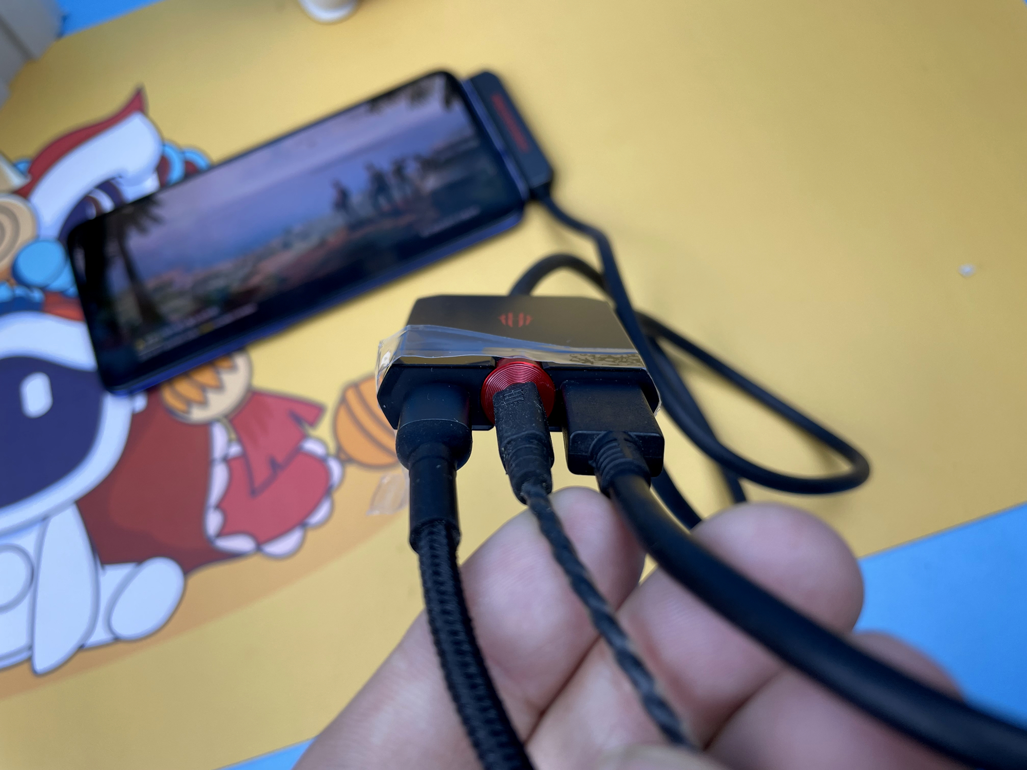 充电、投屏、听声三不误，红魔手游拓展坞