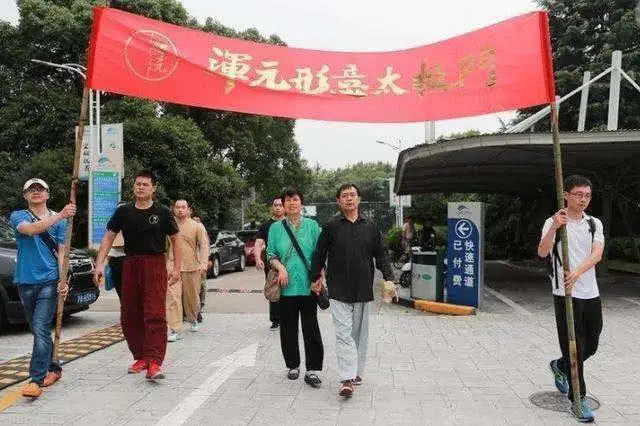 马保国“5鞭教学法”走红网络，网友争相模仿，评论金句频出