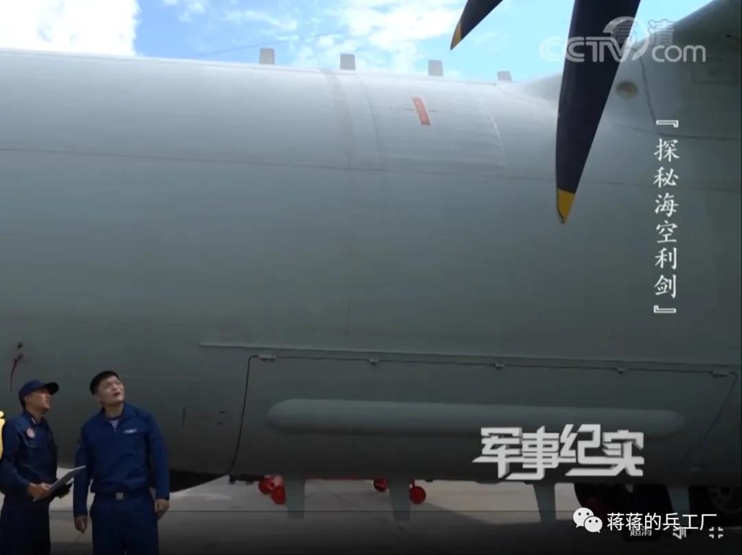 空潜200巡逻机空投航空自导深弹和声呐浮标抓潜艇，数量众多