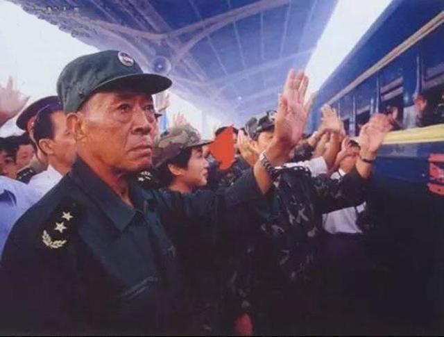 感动！河南水灾视频，一位年长战士被网友认出，竟是共和国上将