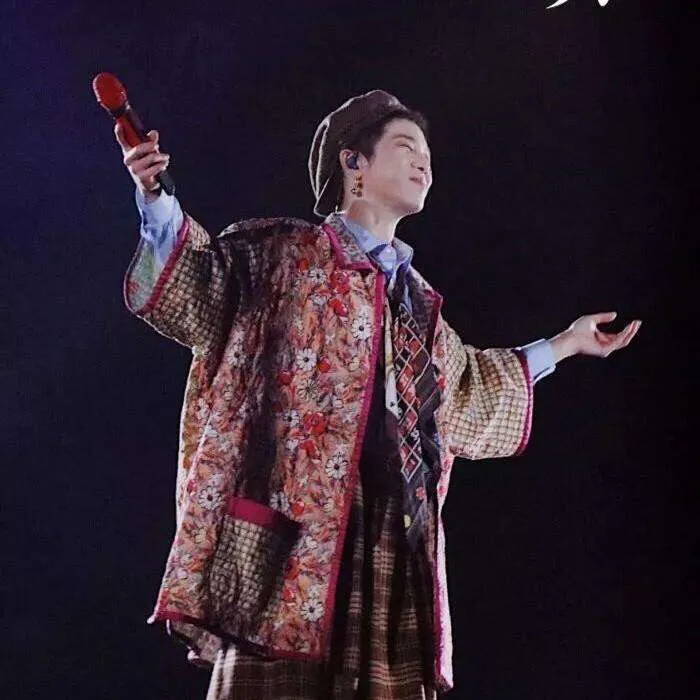 他是天娱传媒的“一哥”，龙丹妮都得把他供着，一人养活两个公司