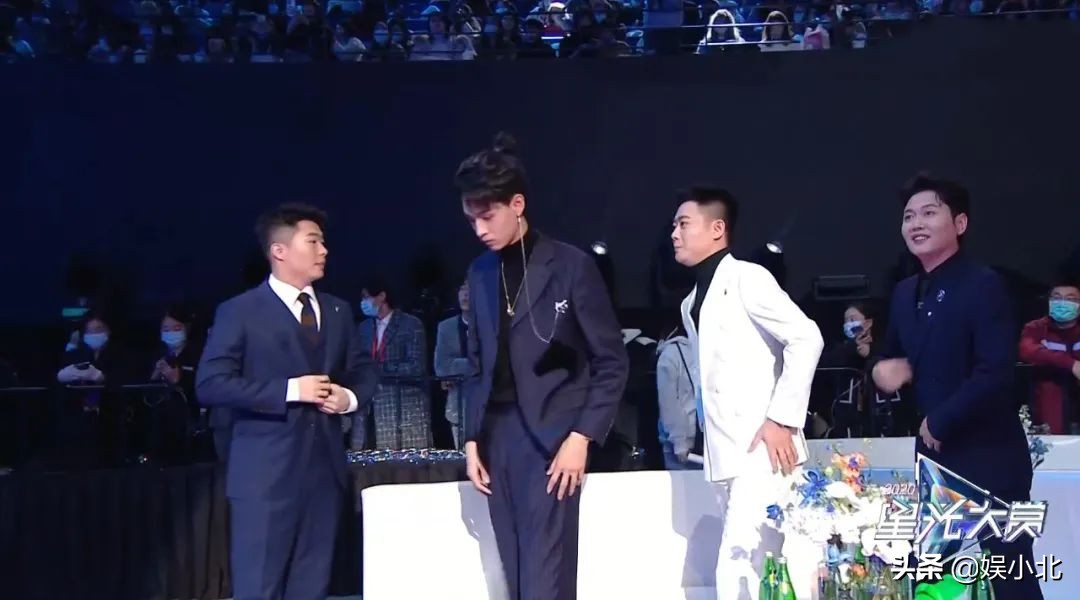 De Yunnan group appears on the stage to receive award, be born forcedly however unripe become group of mouth cross talk, fine number starlight enjoys interesting moment greatly