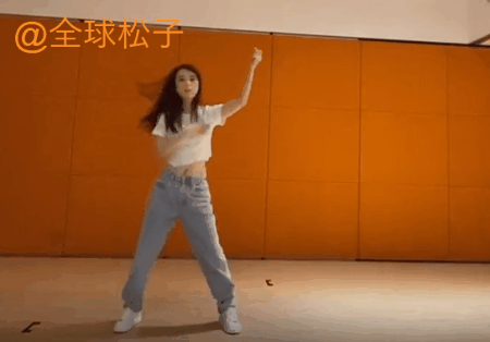 “天王嫂”方媛跳舞登上热搜榜首，舞步尴尬和baby有得一拼