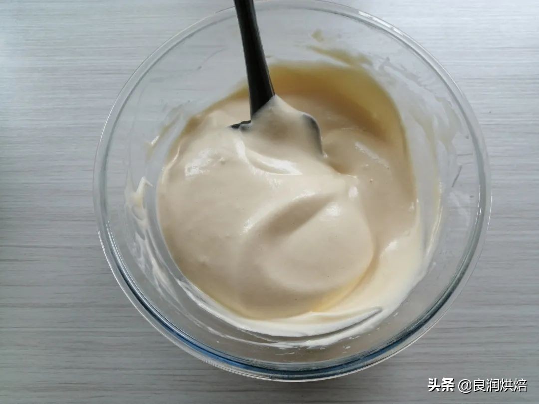 2個雞蛋，一碗麵粉，教你電飯鍋做蛋糕，鬆軟不回縮，做法超簡單