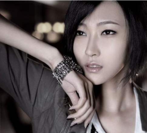 被李荣浩宠成女儿，人人羡慕的杨丞琳，背后却是“满腹委屈”