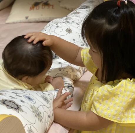 李亞男曬大女兒第一天上幼兒園，2歲天韻自己背書包，獨立又乖巧