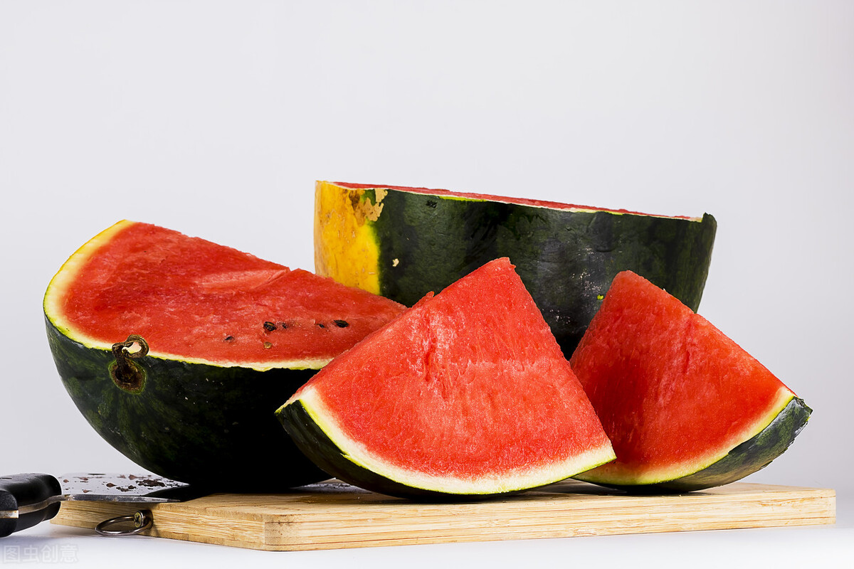 挑选西瓜时，别直接进行买，牢记3个技巧，香甜多汁味道好