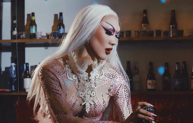 先天唇裂，从小被母亲抛弃，他却靠扮丑养活自己和奶奶 