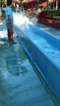 爆笑GIF图片：小伙子，你这是要羡慕死你的一帮兄弟啊！