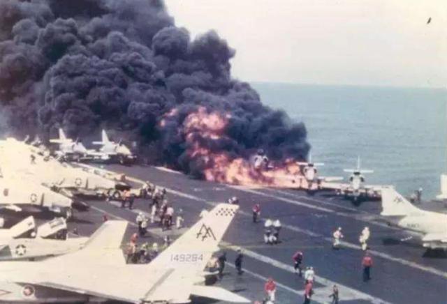 重创8万吨级航母！美军舰载机打出惊人战绩，可惜航母是自家的