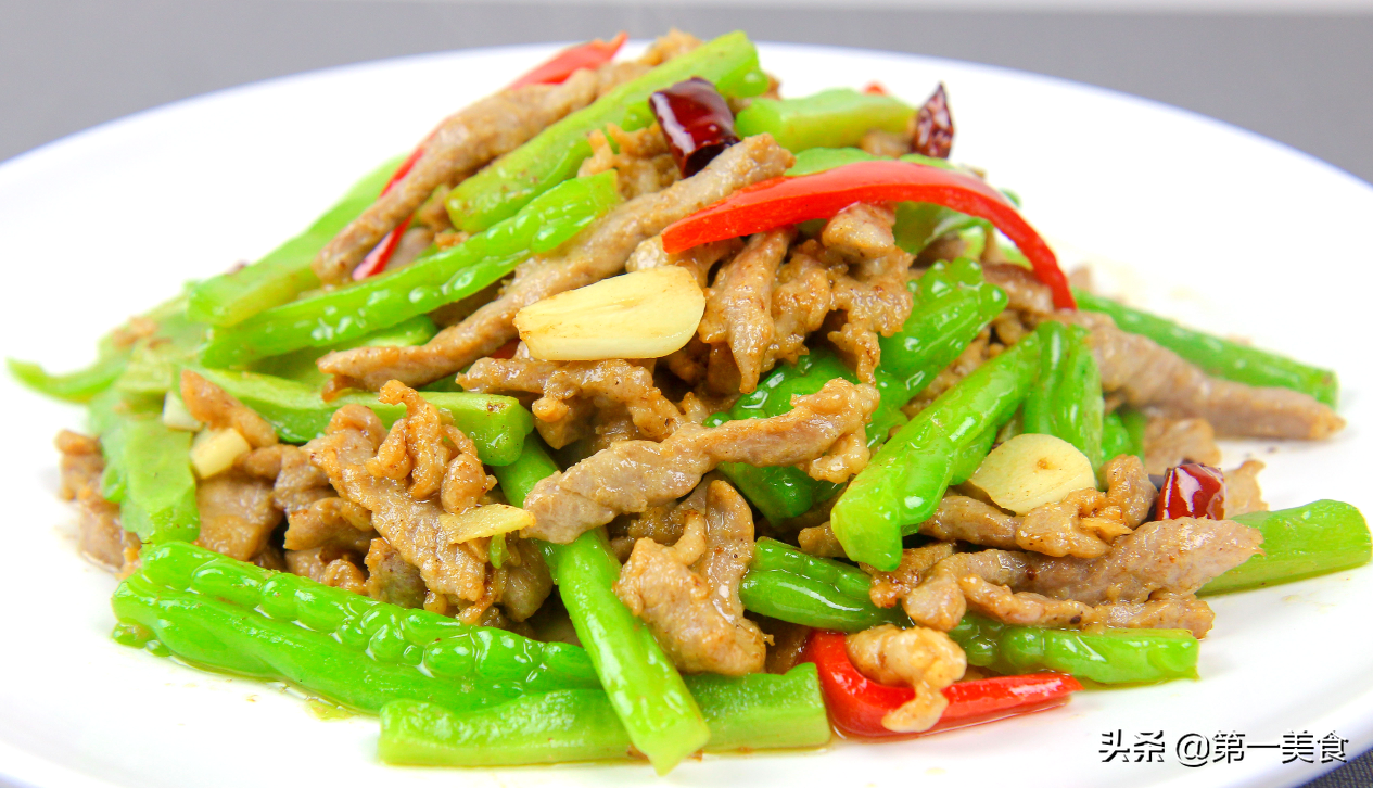 The chef’s trick is to fry bitter gourd shredded pork like this. The bitter gourd is not bitter and the shredded pork is not firewood. The green color is very appetizing.