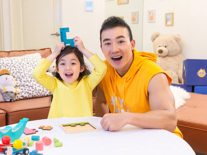 刘畊宏女儿幸好没长歪！丸子头到长卷发美到不敢认，长大还得了？