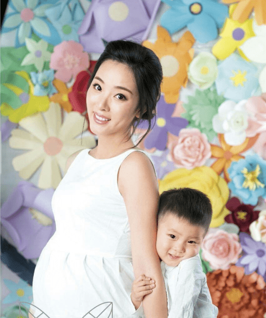 “央视花旦”李思思：嫁大学同学，3年生2子，婚