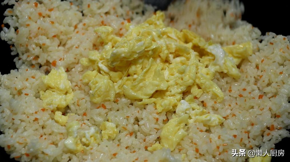 沒想到紫菜炒飯這麼好吃，配上1個雞蛋和半根胡蘿蔔，顏色豐富