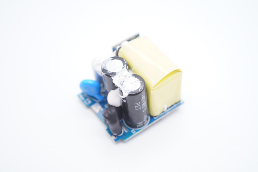 迷你机身，内置高集成电路，这款20W PD快充设计绝了