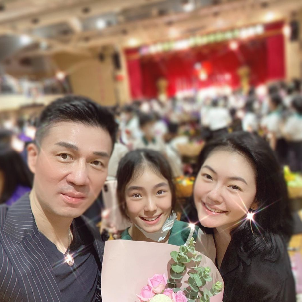 小S二女儿晒一家三口，颜值飙升超妈妈，许雅钧与老婆夫妻相抢镜