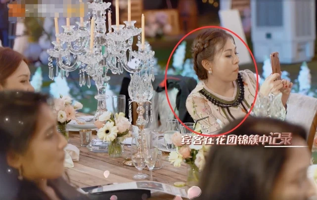 吴尊办婚礼，前来宾客们的打扮太吸引人，这才