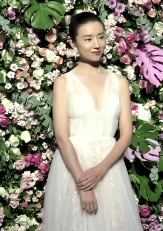 董洁早起做饭，素颜眼窝深陷皱纹横生，41岁的脸