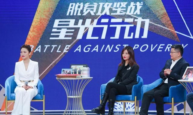 43岁赵薇终于美回来，身穿印花无袖连衣裙现身活