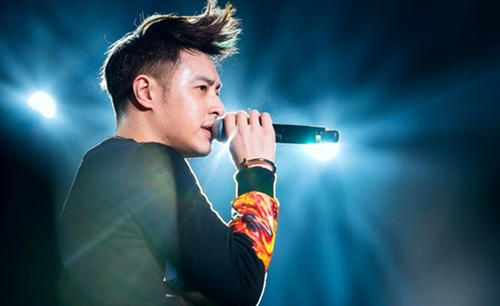 潘玮柏突然官宣结婚，周杰伦撒花为他庆祝，网