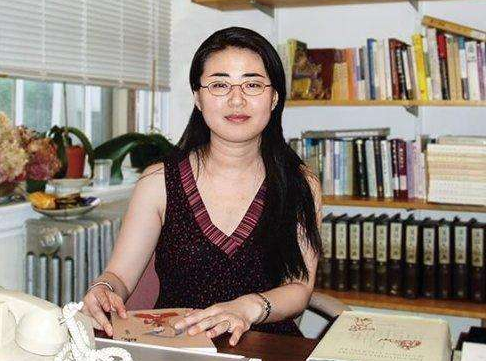 北大才女为爱放弃中国国籍，嫁给比自己大25岁导