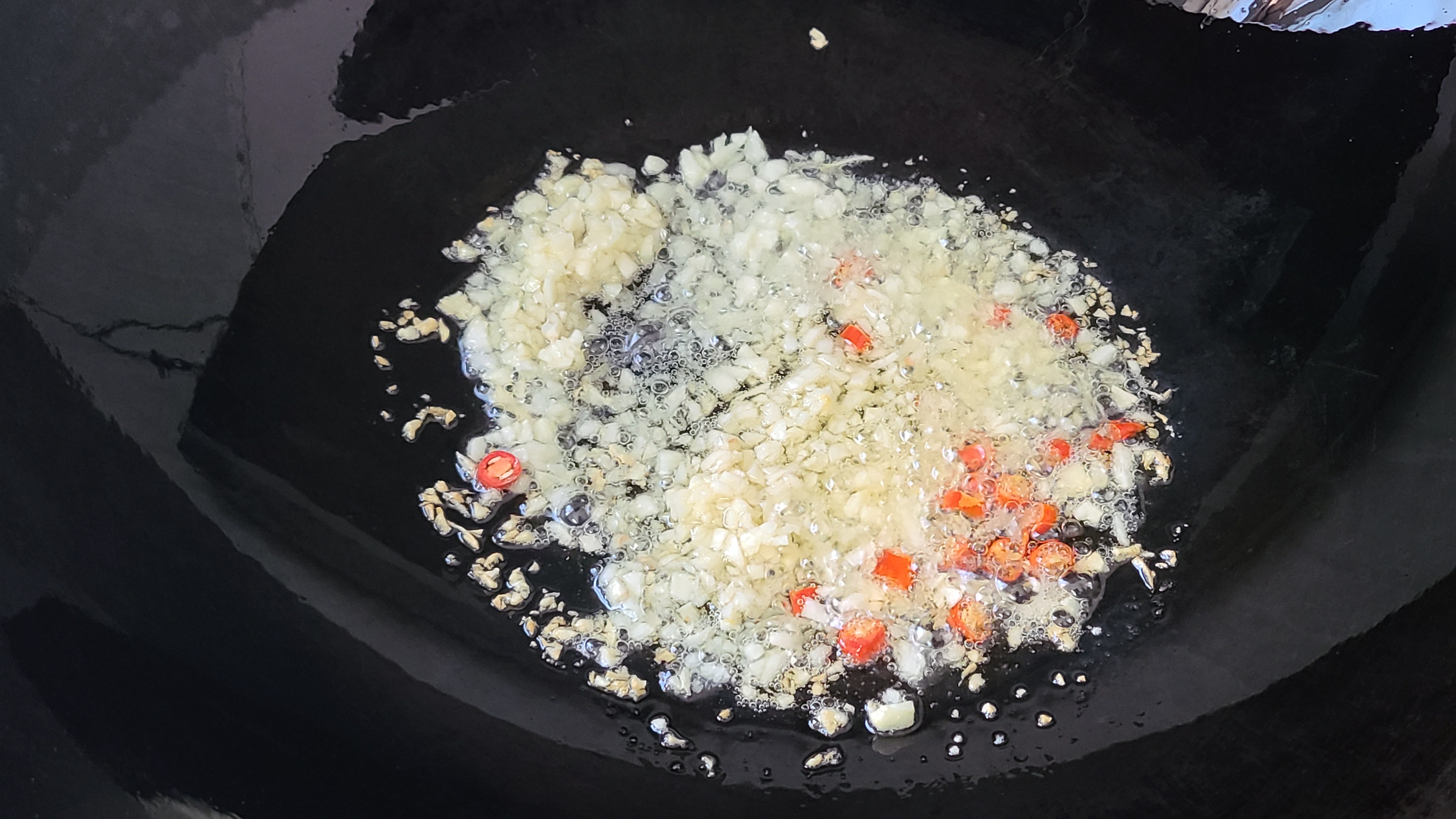 廣東人都愛吃這一道海鮮粉絲煲，味道鮮美，吃過的人都說好