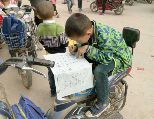 孩子作业没写完，该“熬夜写”还是“早起补”？学霸做法值得借鉴