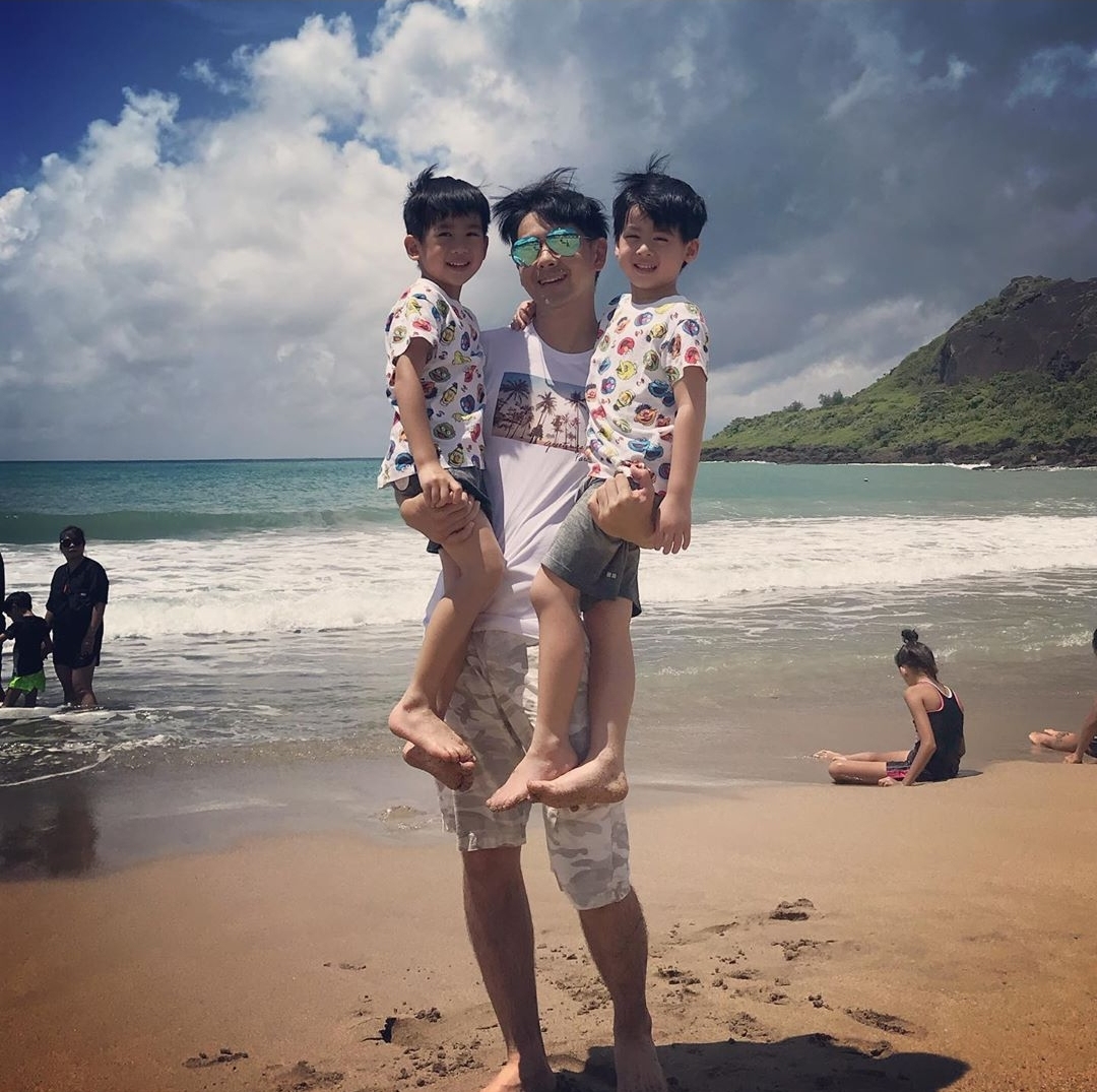 陈若仪带双胞胎儿子逛超市，双子星自己推车，帮妈妈提袋子超懂事