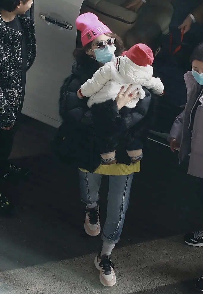 章子怡抱胖儿子下车被累垮！戴粉帽子好少女，