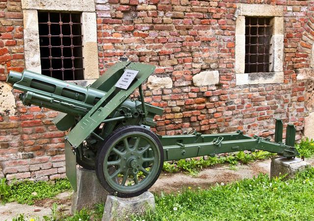 二战时奇葩的意大利军队：二话不说就投降，自己给自己建战俘营