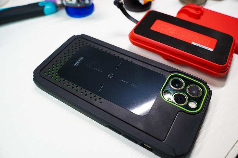 这才是iPhone充电最佳的姿态！iWALK变色龙充电宝评测