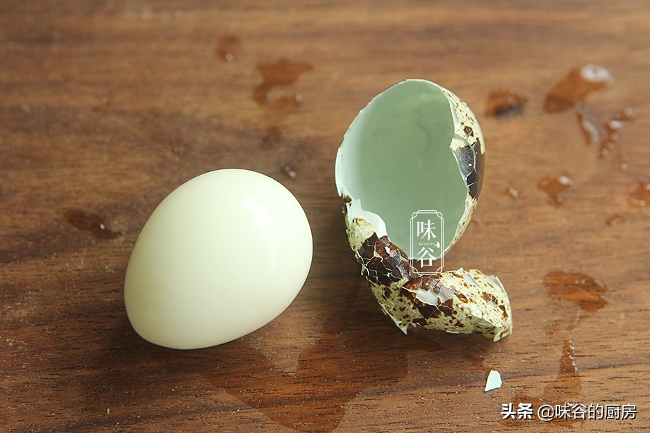 鹌鹑蛋好吃，皮难剥？看我妙招，5分钟剥一盘，个个光滑，超实用