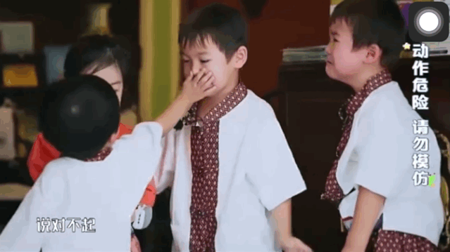 5 years old of daughters make up Qi Wei to catch the hair, hole that play side, however by mad assist of 1 million person: Is the reason? 