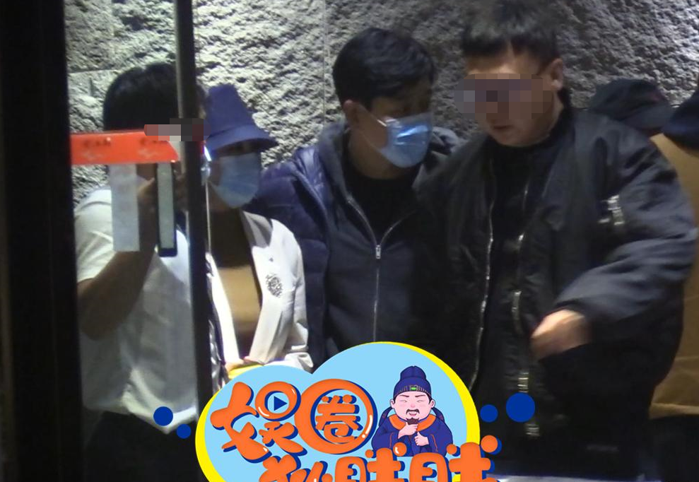 佟大为携爱妻与友聚会，搂关悦肩膀不撒手，结婚13年生仨孩子