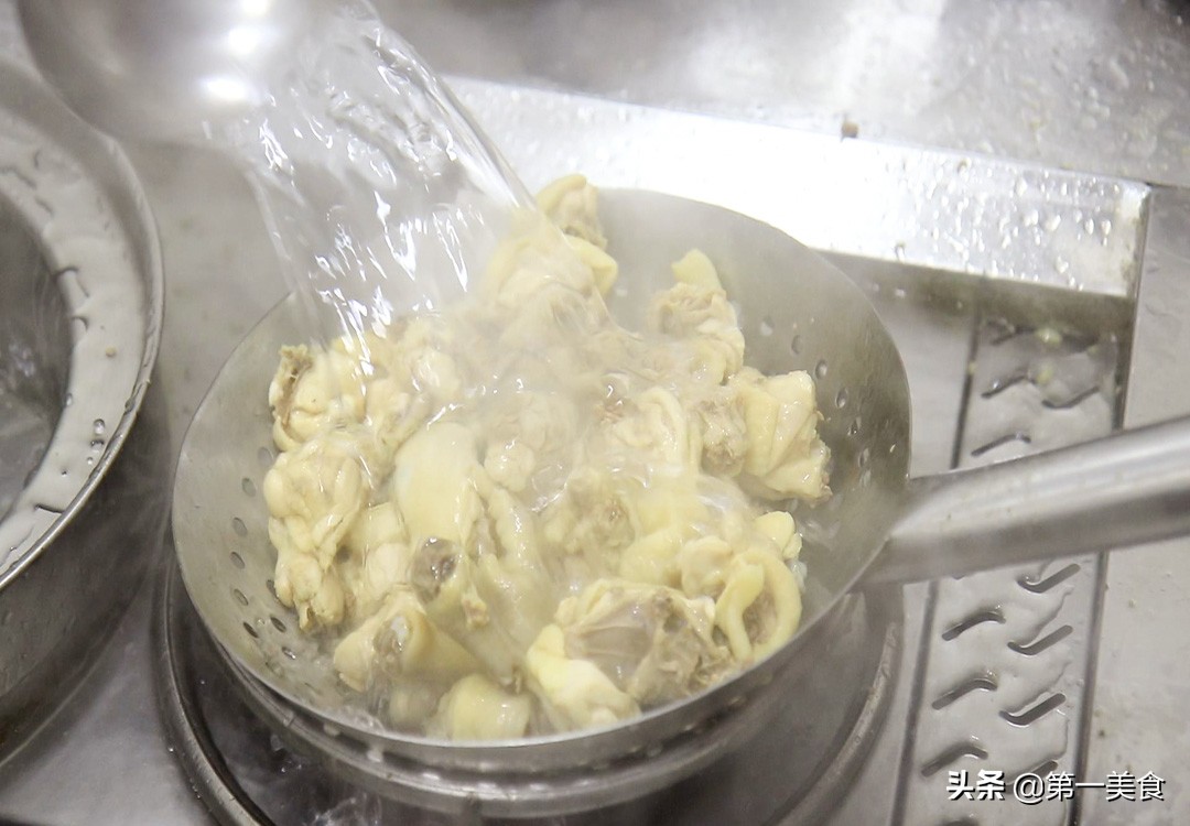 图片[6]-砂锅鸡这样做才好吃 学会这个方法 鸡肉鲜嫩不腥 汤汁浓香四溢-起舞食谱网