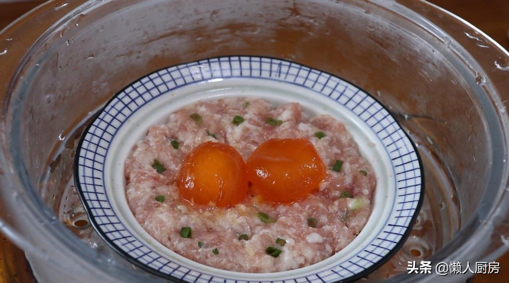 在飯店吃飯發現鹹蛋黃蒸肉餅，回家復刻了這道菜，沒想到很好吃